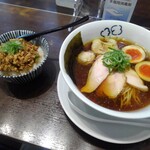 らーめん 鶏喰 - 特製 鶏の醤油らー麺 & ピリ辛 鶏そぼろご飯