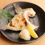 Grilled yellowtail with salt