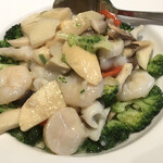 台湾料理 太和菜工坊 - 【写真追加】三種海鮮の炒め（エビ，ホタテ，イカ，ブロッコリー，エリンギ，フクロダケ，タケノコ，パプリカ）