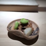 菊鮨 - ◆イイダコと空豆・・煮汁の味わいもいいですし、イイダコも柔らかい。