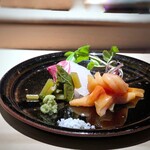 菊鮨 - 鯛、赤貝（宇部）のお刺身、葉山葵添え