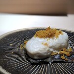 菊鮨 - 白子様はクリーミーでとても美味しい。 名残惜しくて、残してもいいと言われた白子様が小量付いてしまった昆布も頂きました。