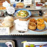 ブリコラージュ ブレッド アンド カンパニー ベーカリー - パンはショーケースに入っていて取ってもらうスタイル