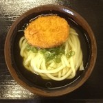 うどん屋 まつはま - 澄んだ出汁が美味い。もう温かいうどんも良いなぁ、と思う。まぁ天気次第。冷かけ小＋コロッケで¥280です。早く来ると落ち着けます。