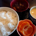 Kyarotto - ランチの味噌汁、茶碗蒸し、ご飯、果物