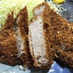 洋食 大吉 - 断面から脂が光っています！