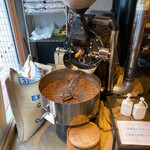 ゴンゾウ カフェ&ビーンズ - 焙煎中で店内のコーヒーの心地よいかほりに包まれて