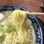 かねだ食堂 - 塩ワンタン麺（注：メンマを切らしていて半熟卵で補填）　麺アップ