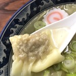Kanedashokudou - 塩ワンタン麺（注：メンマを切らしていて半熟卵で補填）　スープ＆ワンタンアップ