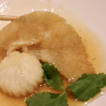 玄水 - 気仙沼産ふかひれ姿煮 菊花鏑と三つ葉（別注）