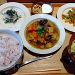 カシカ - 鶏肉と根菜とプルーンのモロカン煮込み