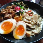 さんかく - グリーンカレー＆台湾ルーロー飯あいがけ