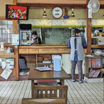 まるやうどん - 店内　厨房を望む　キッチン4名、ホール1名体制