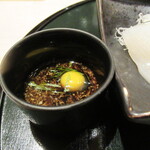 おたる政寿司 - ウズラの卵が入ったタレにウニを投入し、イカにつけて食べる(2021年3月）