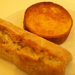 ソンブルイユ - 奥：ブリオッシュらしからぬブリオッシュ、手前：ひまわりの種入りパン