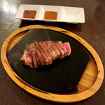 やっぱり肉が好き - 溶岩石プレートで供されるリブロースステーキは熱々でとても美味でした‼️
