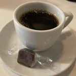 Curry House MUMBAI - 食後は名物のチョコ付きデミタスコーヒー。
コレがやけにウマいし何か嬉しいんだわ。
