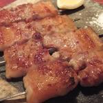ジビエ料理 あまからくまから - 「厚切り豚バラ大串」：柔らかな噛み応え♪佐助豚の脂を愉しむ料理！