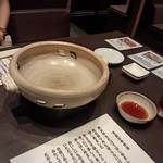 Tanshabu Nabe To Yakiniku No Mise Koizumi - 土鍋に水が張ってます。