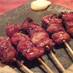 ジビエ料理 あまからくまから - 「やきとん串五本盛り」（たれ）：はらみ・はつ・タン・レバー・かしら。