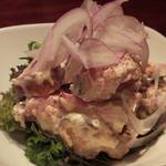 ジビエ料理 あまからくまから - 「炭焼ベーコンとピンクポテトのサラダ」：ゴロッとしたベーコンは、濃厚なコクを主張♪