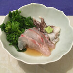 紀ノ国屋 - 鳥貝 (トリガイ) 、真鯛、菜花、本山葵を自家製三杯酢で食べる