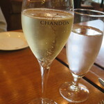 IL PINOLO LEVITA - 泡で乾杯！