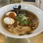 大衆焼肉 イロトリ鶏 肉と麺 - 炭火焼き鷄もも肉のラーメン　990円税込　煮卵トッピング