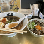 大衆焼肉 イロトリ鶏 肉と麺 - 炭火焼き鷄もも肉のラーメン（左）、炭火焼き鷄もも肉の丼物（右）セットで1490円税込