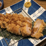 かつ久 無庵 - ロースカツ小（130g）辛口ソースかけたところ130gでも厚みがあって肉もしっとりしています