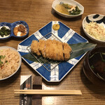 かつ久 無庵 - ロースカツ小セットと食べかけの季節のお惣菜（湯葉と季節野菜のおひたし）季節のご飯（桜エビ）に変更味噌汁は赤出汁、具は豆腐、三つ葉、なめこキャベツは食べかけ