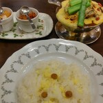 トマト - ビーフタンカレーにチーズと季節の野菜を