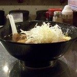 Ra-Men Asahi Dou - 丼を水平に見たところ。麺が沈んじゃってるのが分かる。