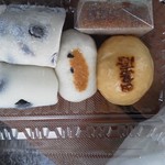 御菓子舗 田島庵 - 左奥から豆大福×2、饅頭、きんつば、利休饅頭