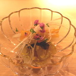 麻布 かどわき - 昆布〆平目の胡麻和えと海老芋の白だつの菊花和え　(2012/09)