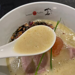 Japanese Soba Noodles 蔦 - アッサリでもコクのある豚骨スープ