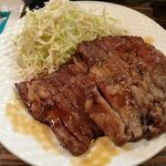 ざぶとん - 月水木は200円メニューの牛ロース焼き！！！
      （月水木以外は300円）
      イーズナブル！！！