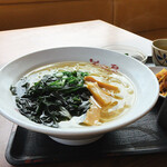 半田屋 - 塩ラーメン 330円
すごく安い (´Д`；)