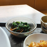 半田屋 - ほうれん草とワカメのおひたし
なかなか味は濃いめ