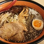 らーめん 時来也 - 黒らーめん 醤油(￥890)。
            一口目は熱くて味がわからず。