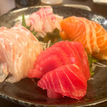 Hibinoshokudou - 夜のコース 5500円
                      刺身盛り合わせ夜のコース
                      マグロ、サーモン、鯛、カレイ