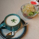 津々井 - セットのスープとサラダ