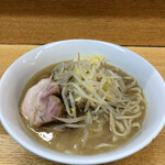 ラーメン二郎 - ラーメン 780円　麺半分 ヤサイ少な目にんにくアブラ