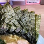 横濱ラーメン あさが家 - 海苔増しは5枚150円。