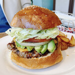 エーエス クラシックス ダイナー - アボカドチーズバーガー 1430円アボカド、チェダーチーズ、ビーフパティ、トマト、グリルドオニオン、レタス、マヨネーズ、タルタルソース、BBQソース