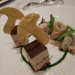 ラ・ベ - 前菜
      
      フォアグラとセップ茸のテリーヌ　カカオ風味の赤ワインレデュクション　梨とセップコンフィーのサラダ
      
      