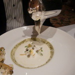 ラ・ベ - スープ　注いでます