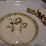 ラ・ベ - スープ
      
      百合根のヴルーテ　秋トリュフのムース
      
      　　サザエのポッシェとその肝のペースト　ほんのり香るシェリーヴィネガー
      
      