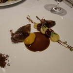 ラ・ベ - 肉料理
      
      　フランスラカン産ピジョンの胸肉　赤ワインの香るジュのグラッセ　葡萄の葉で包んだ腿肉ロースト
      　　　カボチャのクリームと根野菜のブレゼ　パン・ド・エピス
      
      