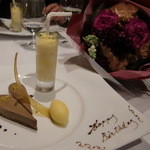 ラ・ベ - デザート
      柔らかなクリスピーチョコレート　ジャスミンの香り
      
      　　オレンジのソルベ　生姜をきかせたオレンジソーダのヴェリーヌ
      
      
      